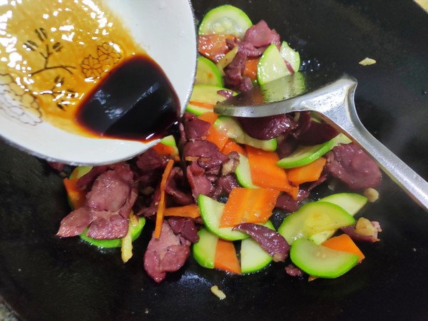 西葫蘆炒馬肉的做法-家常味炒菜譜-易網健康養生網 西葫蘆炒馬肉的做法-家常味炒菜譜