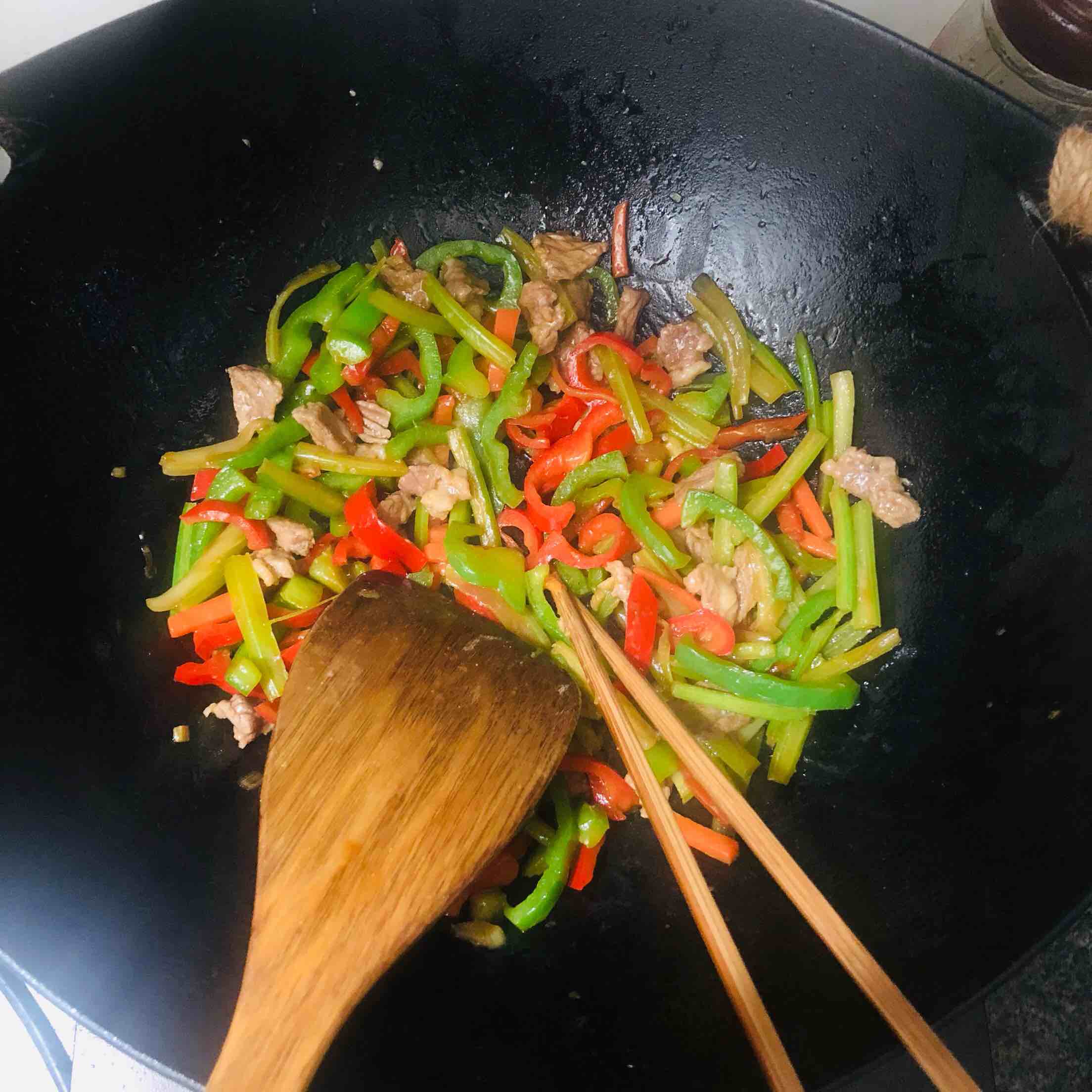 時(shí)蔬炒牛肉的做法-醬香味炒菜譜