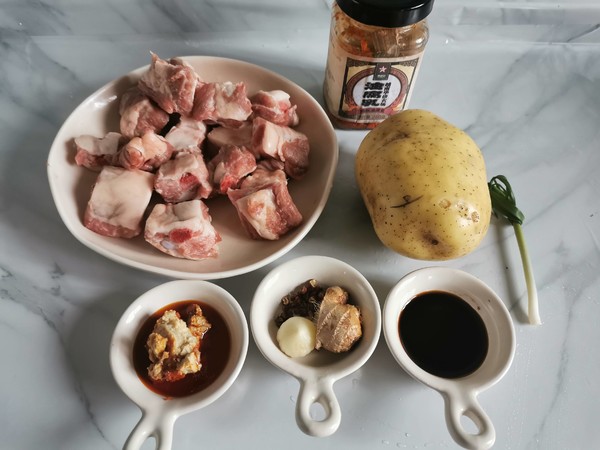 土豆燒排骨的做法-家常味燒菜譜-易網<a href=http://www.aoa7937.com/ target=_blank class=infotextkey>健康養生</a>網 土豆燒排骨的做法-家常味燒菜譜