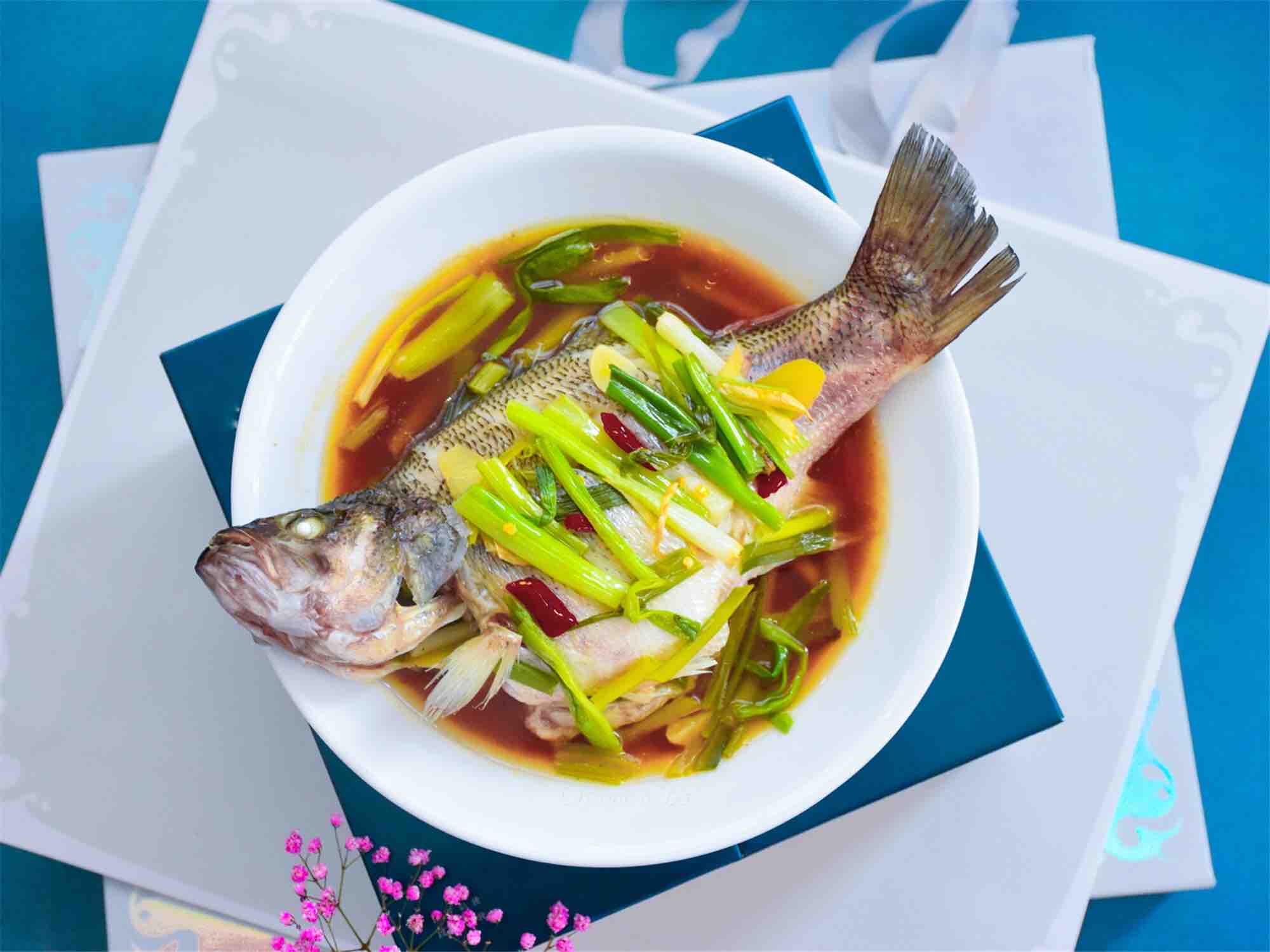清蒸鱸魚的做法-咸鮮味煮菜譜-易網健康養生網 清蒸鱸魚的做法-咸鮮味煮菜譜