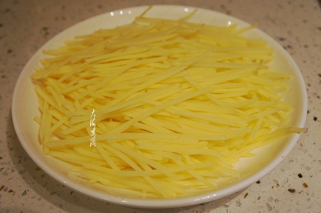 爆炒土豆絲的做法-家常味炒菜譜-易網(wǎng)<a href=http://www.aoa7937.com/ target=_blank class=infotextkey>健康養(yǎng)生</a>網(wǎng) 爆炒土豆絲的做法-家常味炒菜譜