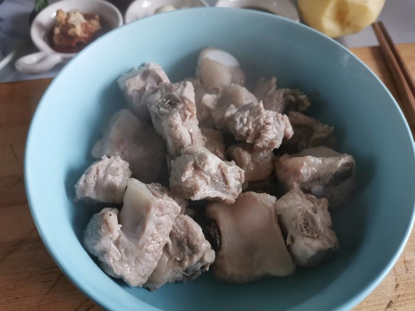 土豆燒排骨的做法-家常味燒菜譜-易網健康養生網 土豆燒排骨的做法-家常味燒菜譜