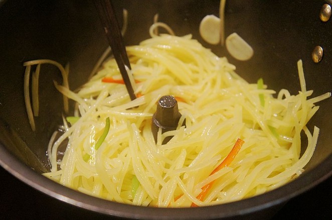 爆炒土豆絲的做法-家常味炒菜譜-易網(wǎng)健康養(yǎng)生網(wǎng) 爆炒土豆絲的做法-家常味炒菜譜