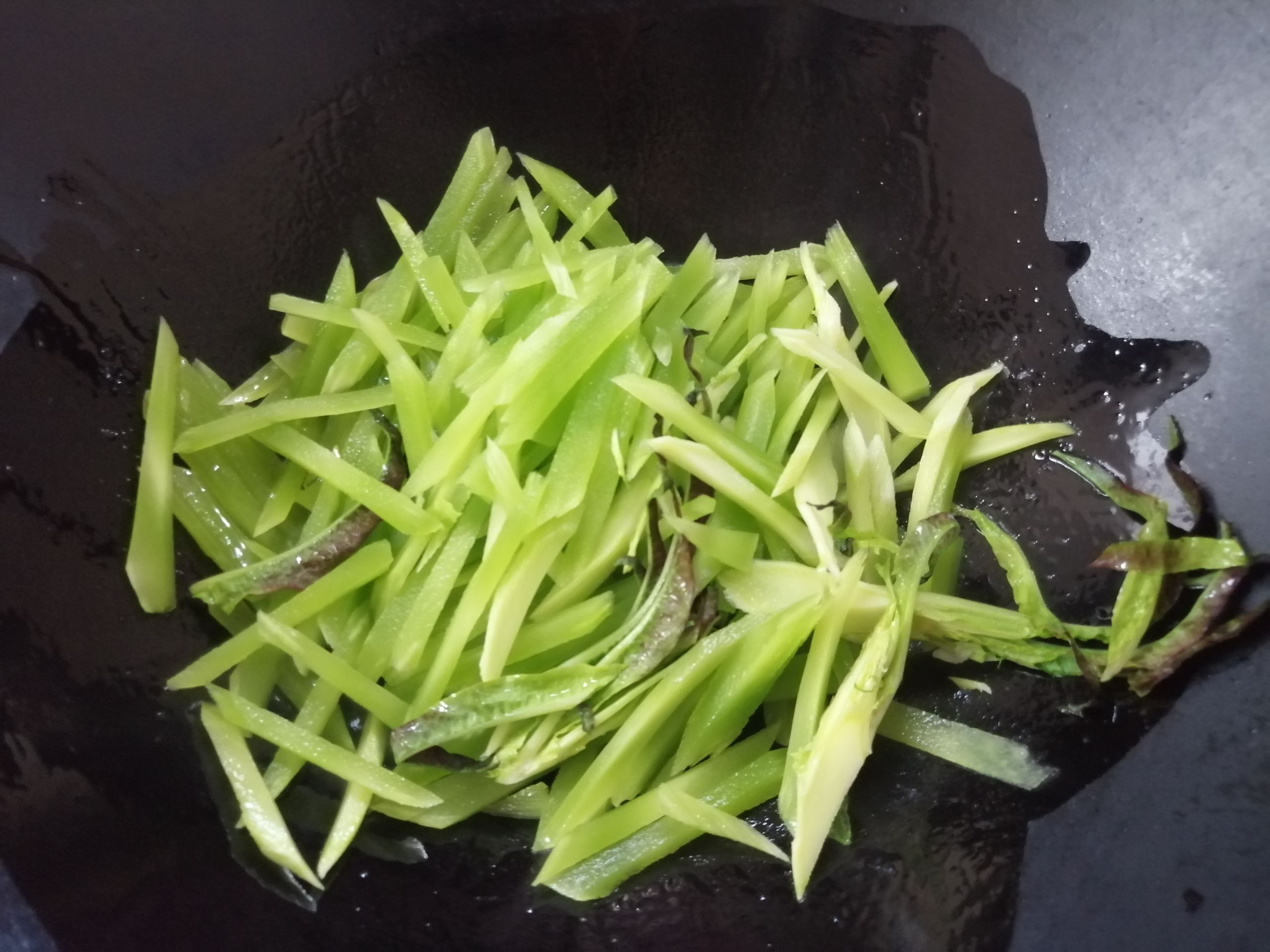 萵苣炒韭菜的做法-家常味炒菜譜