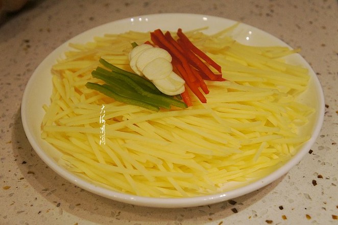 爆炒土豆絲的做法-家常味炒菜譜-易網(wǎng)健康養(yǎng)生網(wǎng) 爆炒土豆絲的做法-家常味炒菜譜