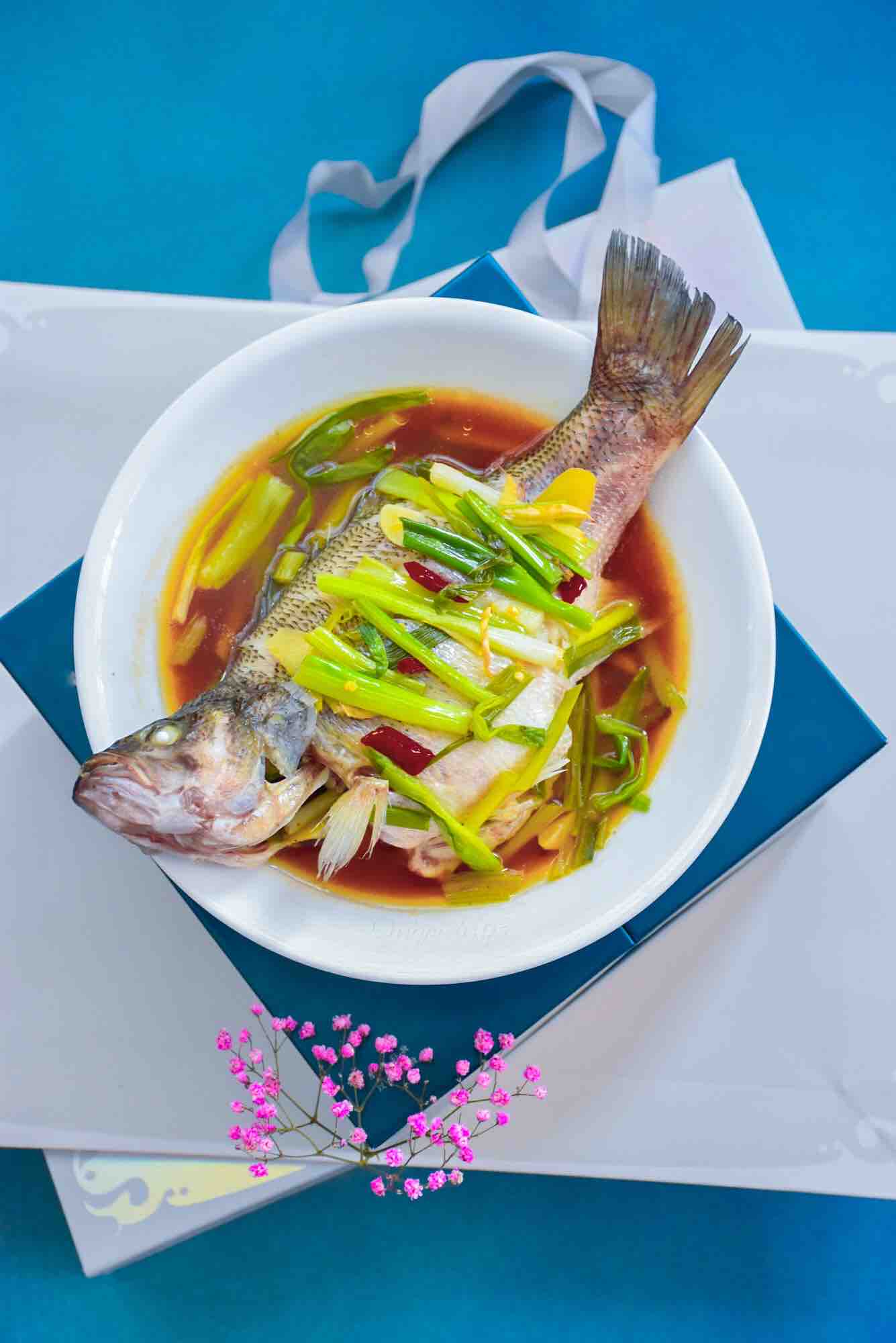 清蒸鱸魚的做法-咸鮮味煮菜譜-易網健康養生網 清蒸鱸魚的做法-咸鮮味煮菜譜