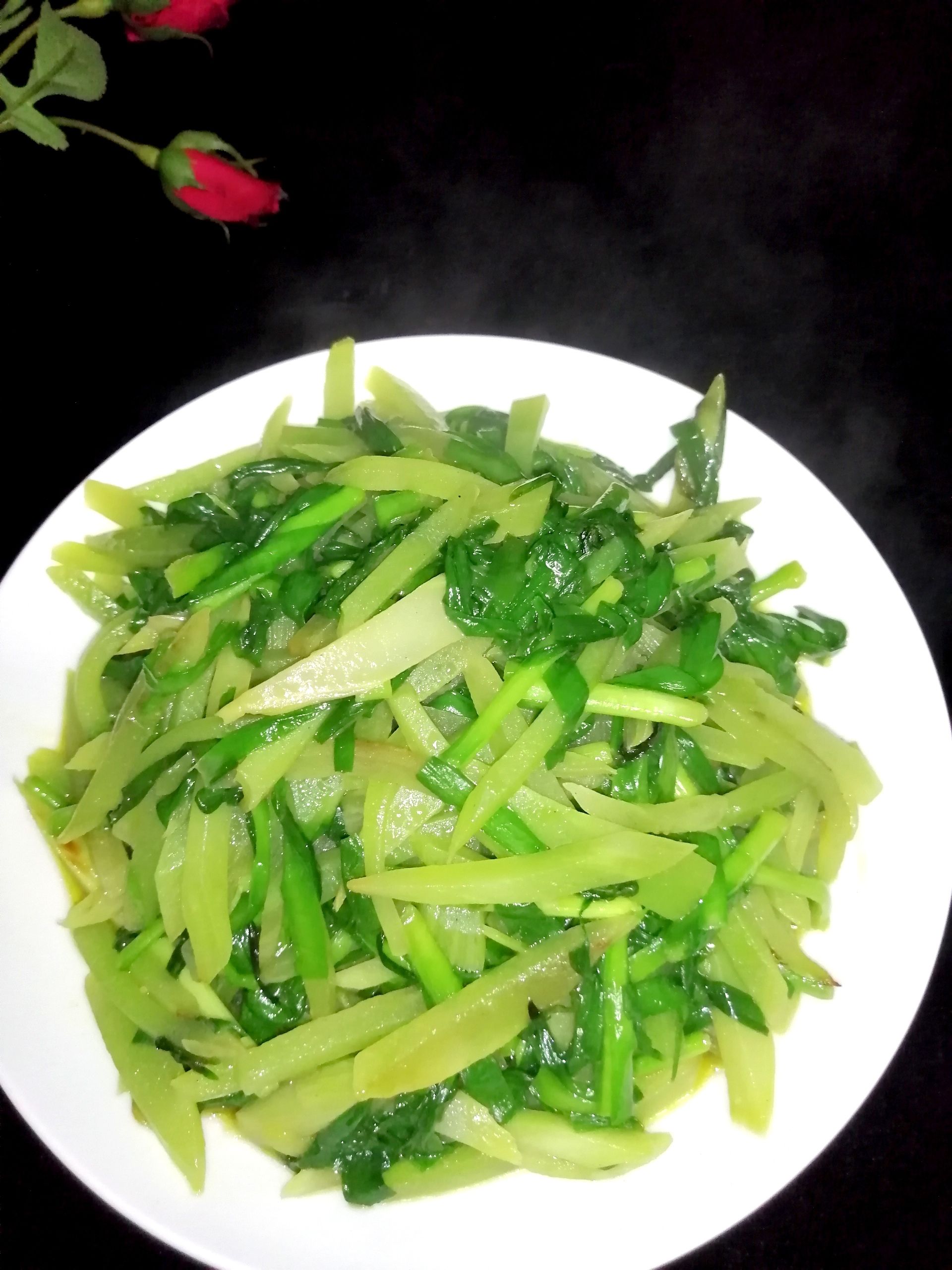 萵苣炒韭菜的做法-家常味炒菜譜-易網健康養生網 萵苣炒韭菜的做法-家常味炒菜譜