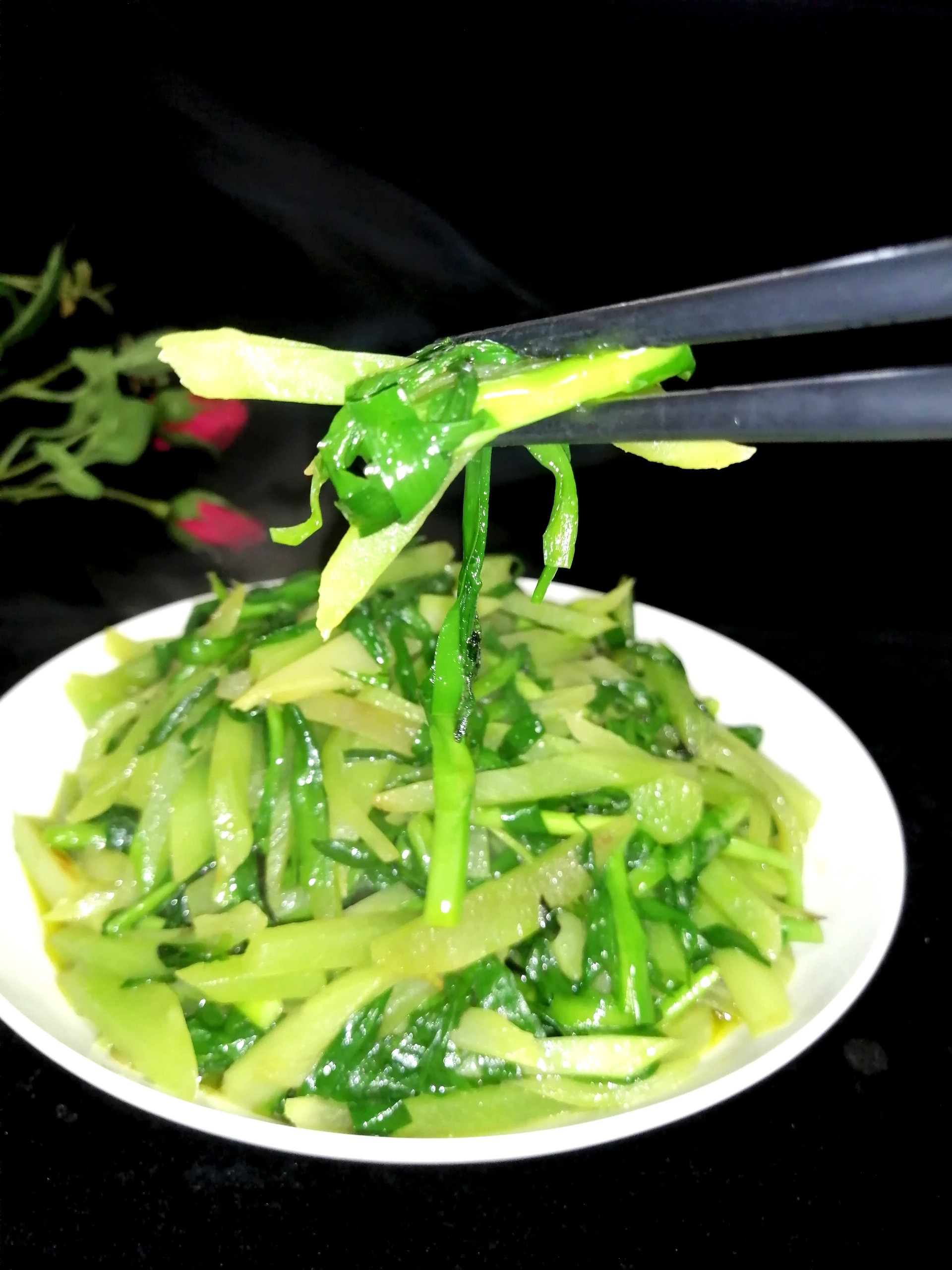萵苣炒韭菜的做法-家常味炒菜譜-易網健康養生網 萵苣炒韭菜的做法-家常味炒菜譜