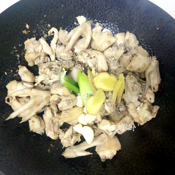 雞肉炒木耳的做法-家常味炒菜譜