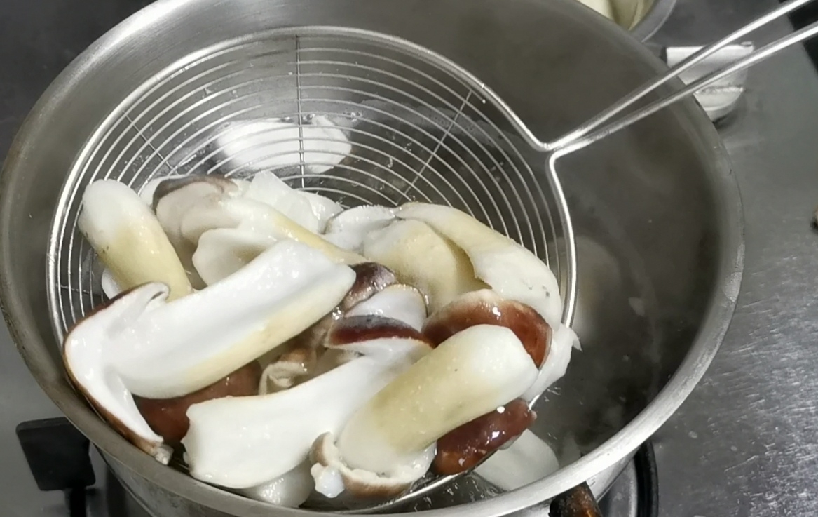 姬松茸炒肉的做法-家常味炒菜譜