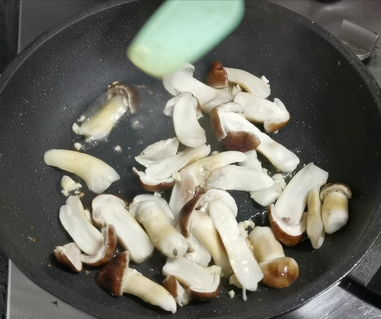 姬松茸炒肉的做法-家常味炒菜譜