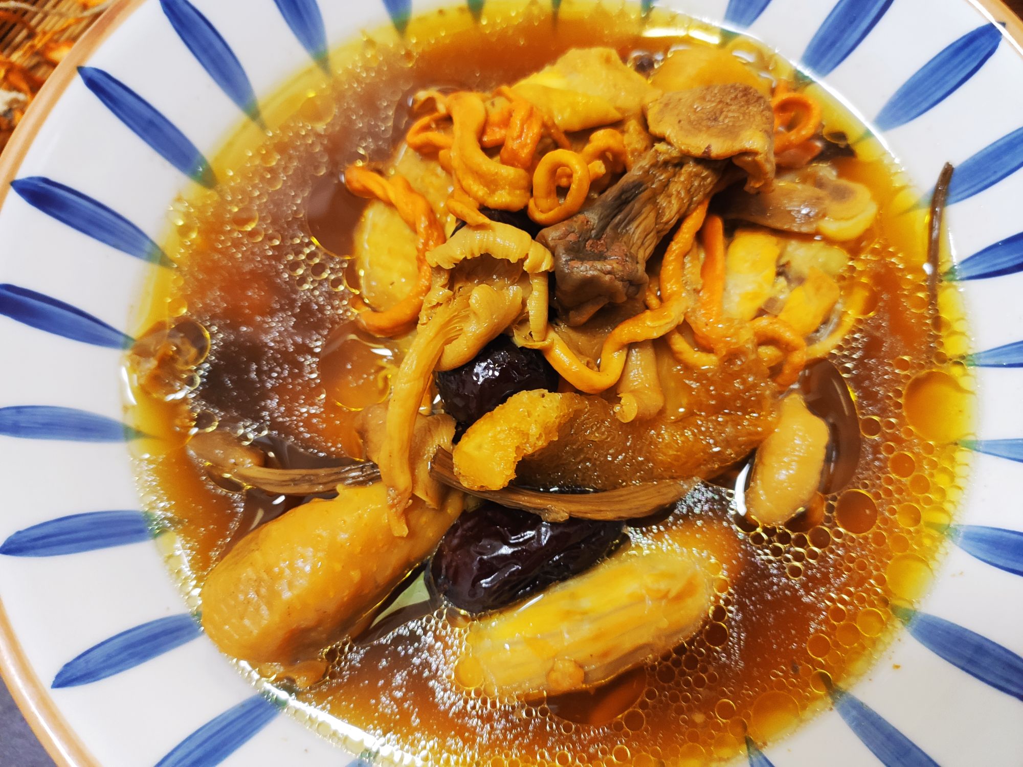 滋補菌菇雞湯，營養又美味！的做法-家常味燉菜譜