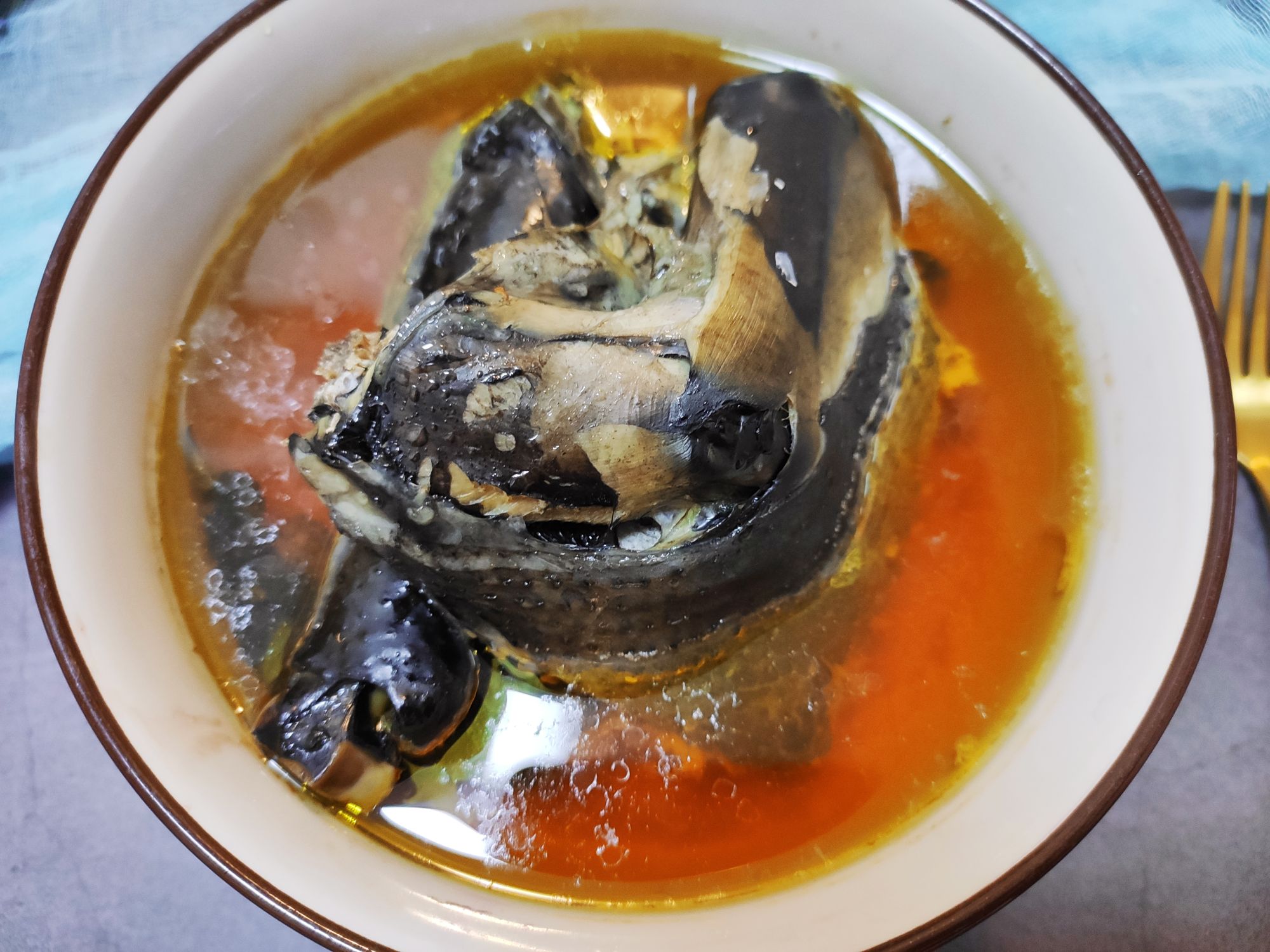 老酒燉烏雞，滋補好湯的做法-家常味燉菜譜