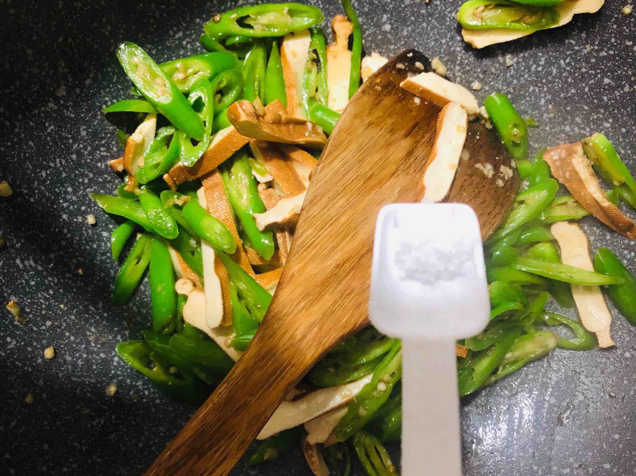 青椒炒香干的做法-家常味炒菜譜