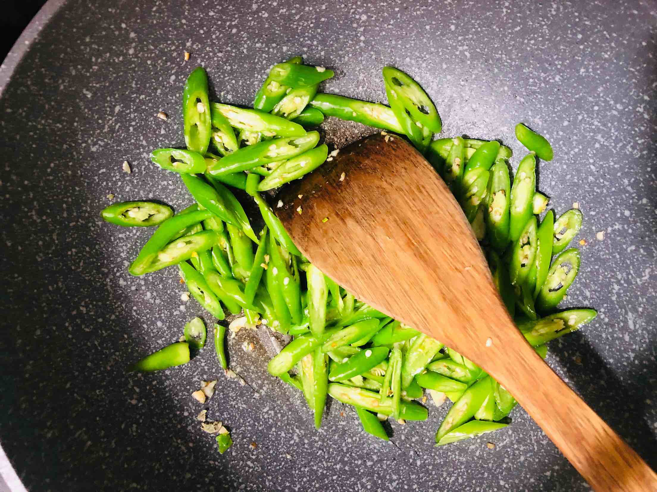 青椒炒香干的做法-家常味炒菜譜