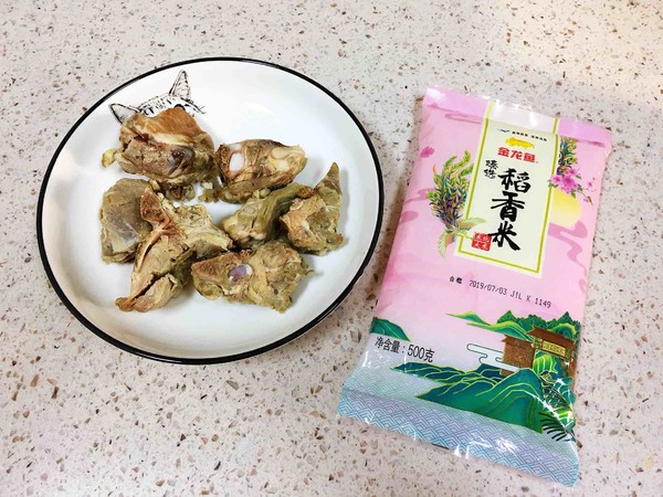 杏鮑菇排骨燜飯的做法-家常味燜菜譜-易網<a href=http://www.aoa7937.com/ target=_blank class=infotextkey>健康養生</a>網 杏鮑菇排骨燜飯的做法-家常味燜菜譜