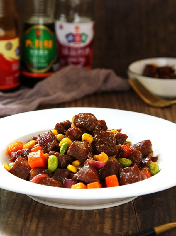 五彩牛肉粒的做法-咸鮮味炒菜譜-易網健康養生網 五彩牛肉粒的做法-咸鮮味炒菜譜