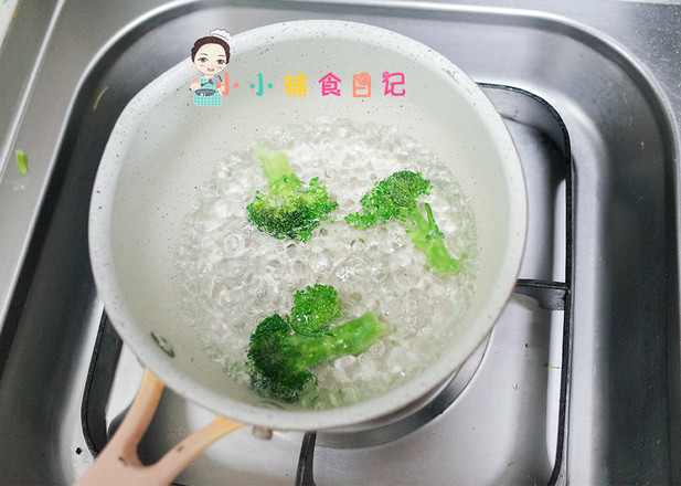 12個(gè)月以上三文魚炒飯的做法-家常味炒菜譜
