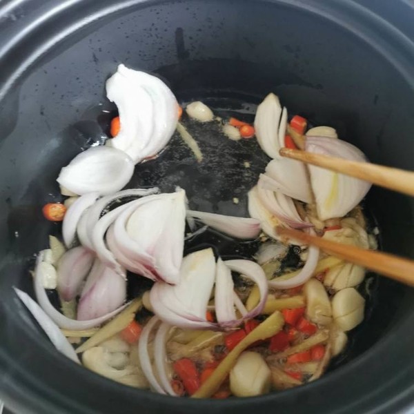 黑樂砂鍋爆炒豬肝的做法-咸鮮味炒菜譜-易網(wǎng)健康養(yǎng)生網(wǎng) 黑樂砂鍋爆炒豬肝的做法-咸鮮味炒菜譜