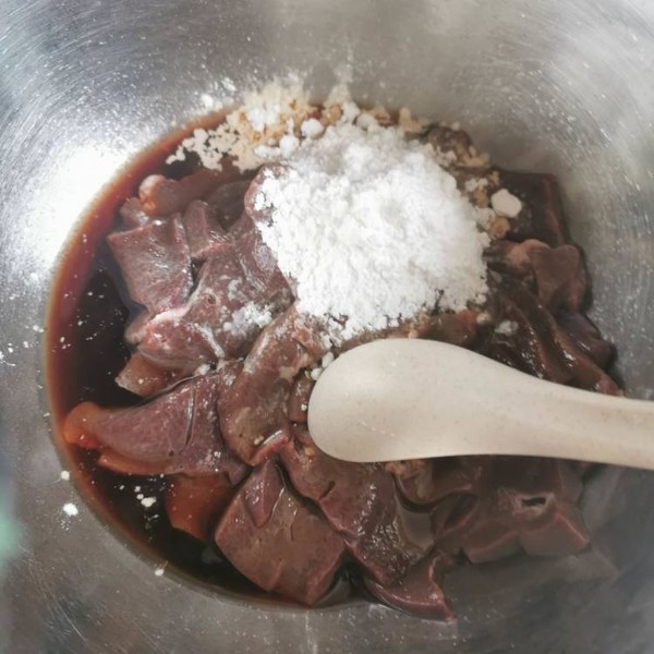 黑樂砂鍋爆炒豬肝的做法-咸鮮味炒菜譜-易網(wǎng)健康養(yǎng)生網(wǎng) 黑樂砂鍋爆炒豬肝的做法-咸鮮味炒菜譜
