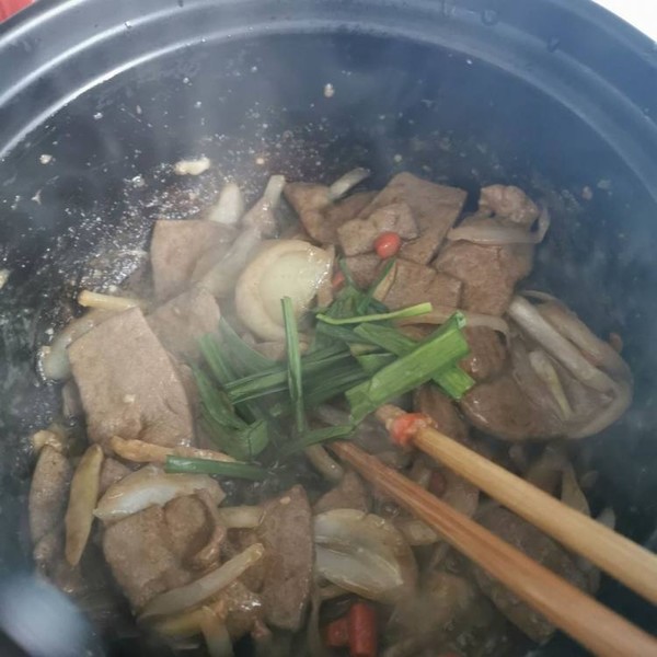 黑樂砂鍋爆炒豬肝的做法-咸鮮味炒菜譜-易網(wǎng)健康養(yǎng)生網(wǎng) 黑樂砂鍋爆炒豬肝的做法-咸鮮味炒菜譜