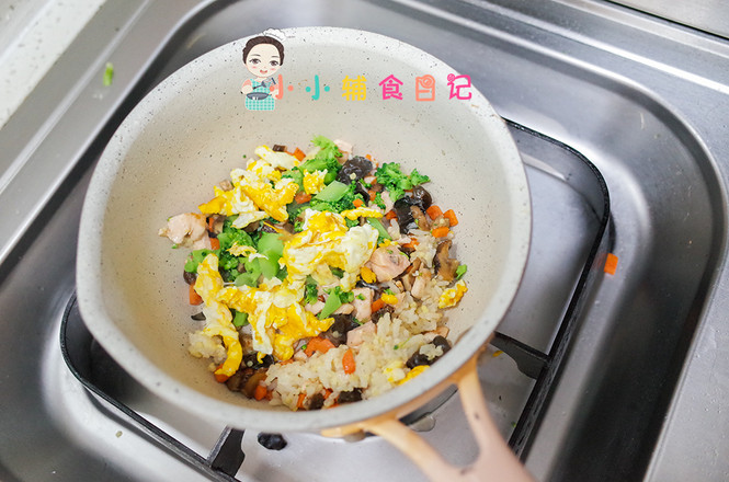 12個(gè)月以上三文魚炒飯的做法-家常味炒菜譜