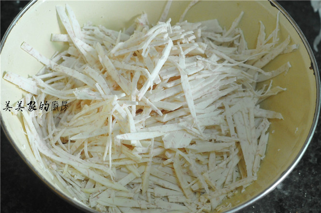 酥香香芋絲的做法-咸鮮味炸菜譜-易網<a href=http://www.aoa7937.com/ target=_blank class=infotextkey>健康養生</a>網 酥香香芋絲的做法-咸鮮味炸菜譜