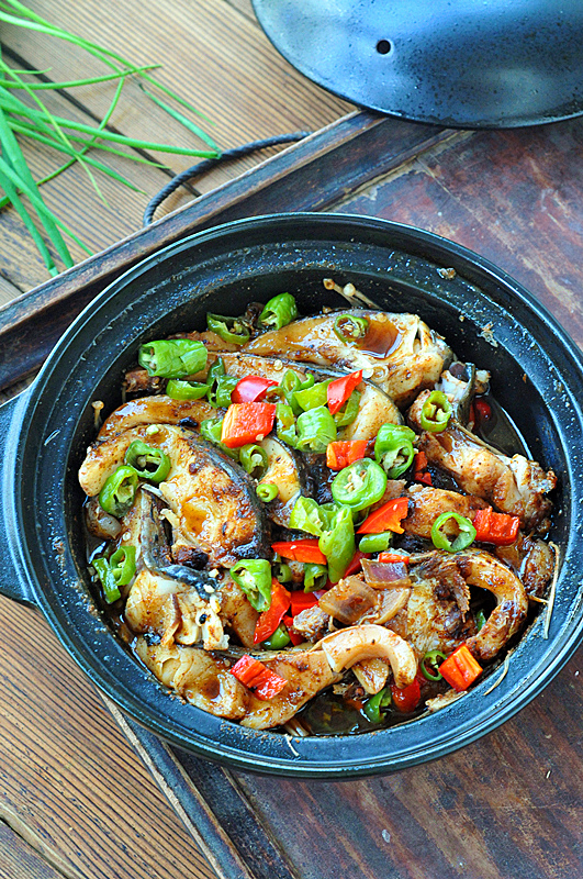三汁燜魚的做法-香辣味燜菜譜-易網(wǎng)健康養(yǎng)生網(wǎng) 三汁燜魚的做法-香辣味燜菜譜