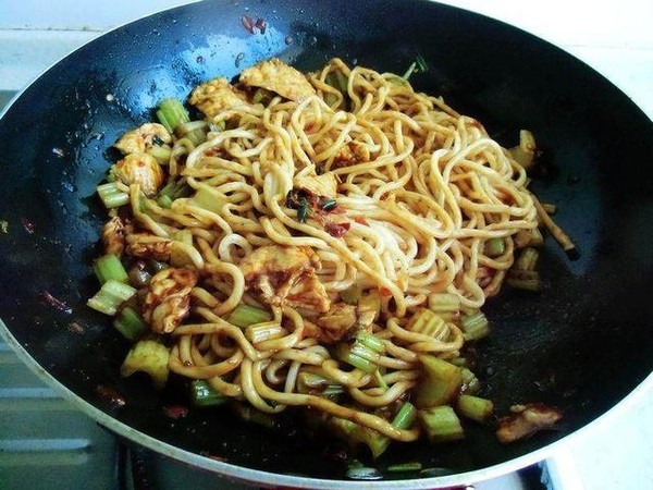 雞肉炒面的做法-家常味炒菜譜-易網健康養生網 雞肉炒面的做法-家常味炒菜譜