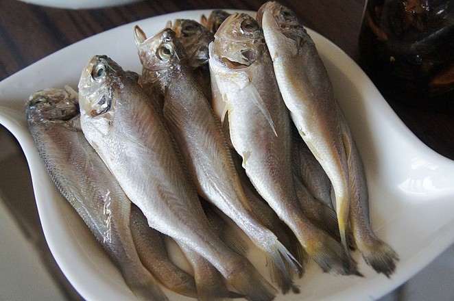 香煎小黃花魚(yú)的做法-香辣味煎菜譜-易網(wǎng)<a href=http://www.aoa7937.com/ target=_blank class=infotextkey>健康養(yǎng)生</a>網(wǎng) 香煎小黃花魚(yú)的做法-香辣味煎菜譜