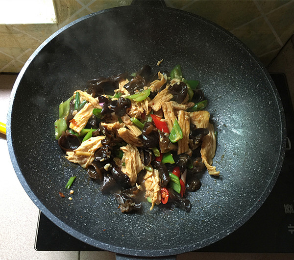 黑木耳炒腐竹的做法-香辣味炒菜譜-易網(wǎng)健康養(yǎng)生網(wǎng) 黑木耳炒腐竹的做法-香辣味炒菜譜