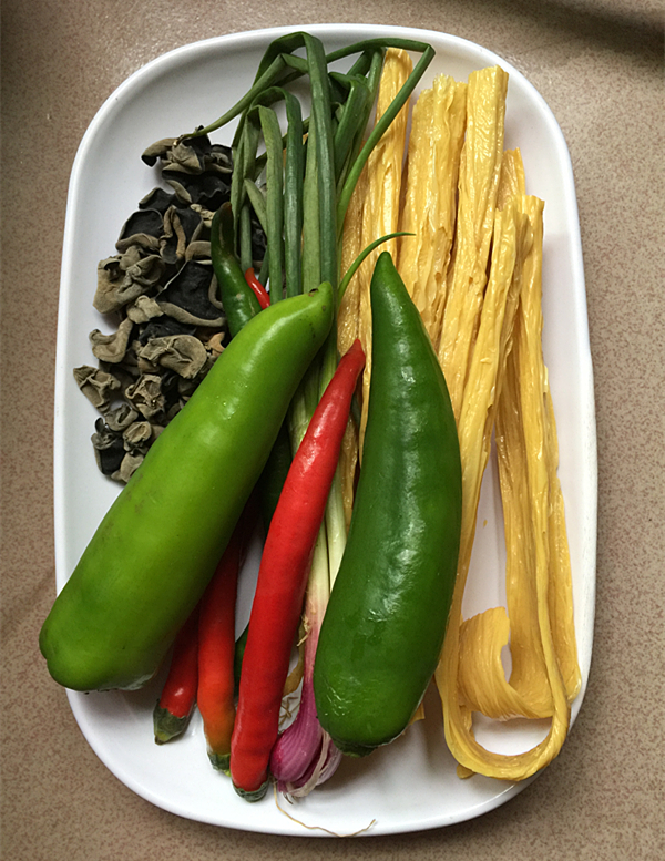黑木耳炒腐竹的做法-香辣味炒菜譜-易網(wǎng)<a href=http://www.aoa7937.com/ target=_blank class=infotextkey>健康養(yǎng)生</a>網(wǎng) 黑木耳炒腐竹的做法-香辣味炒菜譜