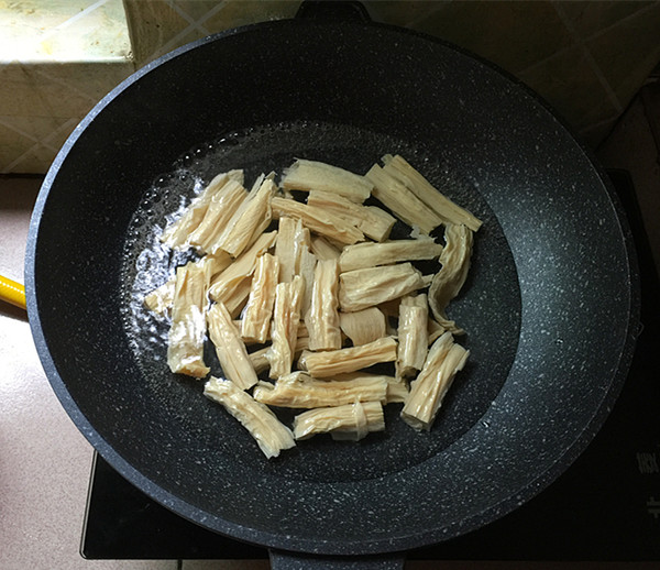 黑木耳炒腐竹的做法-香辣味炒菜譜-易網(wǎng)健康養(yǎng)生網(wǎng) 黑木耳炒腐竹的做法-香辣味炒菜譜