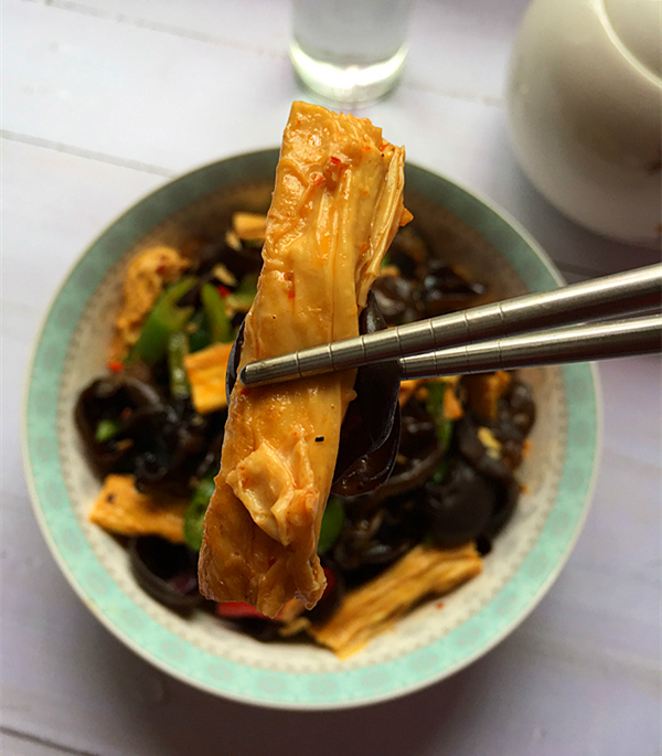 黑木耳炒腐竹的做法-香辣味炒菜譜-易網(wǎng)健康養(yǎng)生網(wǎng) 黑木耳炒腐竹的做法-香辣味炒菜譜