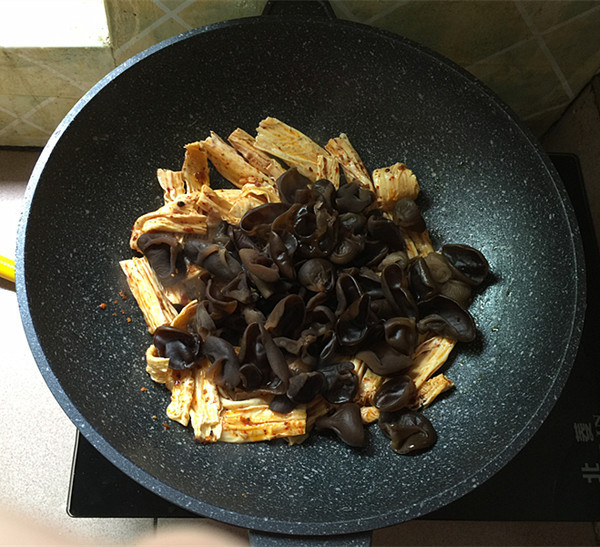 黑木耳炒腐竹的做法-香辣味炒菜譜-易網(wǎng)健康養(yǎng)生網(wǎng) 黑木耳炒腐竹的做法-香辣味炒菜譜