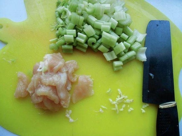 雞肉炒面的做法-家常味炒菜譜-易網<a href=http://www.aoa7937.com/ target=_blank class=infotextkey>健康養生</a>網 雞肉炒面的做法-家常味炒菜譜