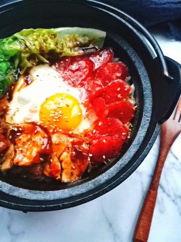 雞腿臘腸煲仔飯的做法-咸鮮味煮菜譜-易網(wǎng)健康養(yǎng)生網(wǎng) 雞腿臘腸煲仔飯的做法-咸鮮味煮菜譜