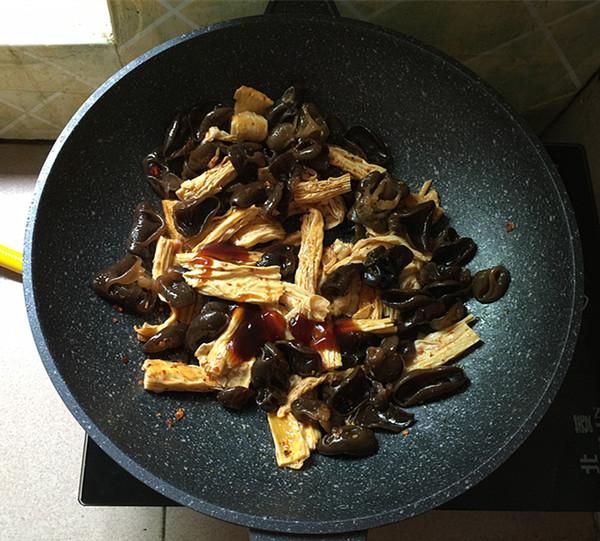 黑木耳炒腐竹的做法-香辣味炒菜譜-易網(wǎng)健康養(yǎng)生網(wǎng) 黑木耳炒腐竹的做法-香辣味炒菜譜