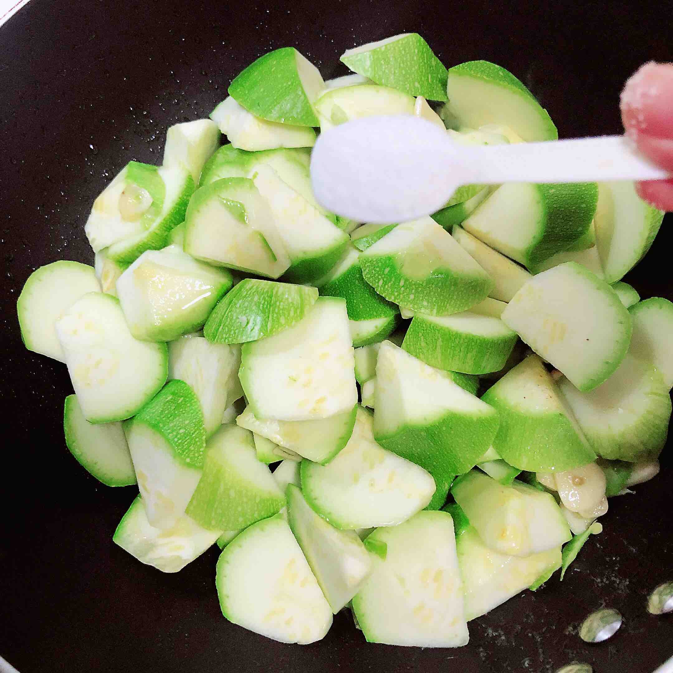 黃油黑椒西葫蘆(快手菜)的做法-黑椒味炒菜譜-易網健康養生網 黃油黑椒西葫蘆(快手菜)的做法-黑椒味炒菜譜