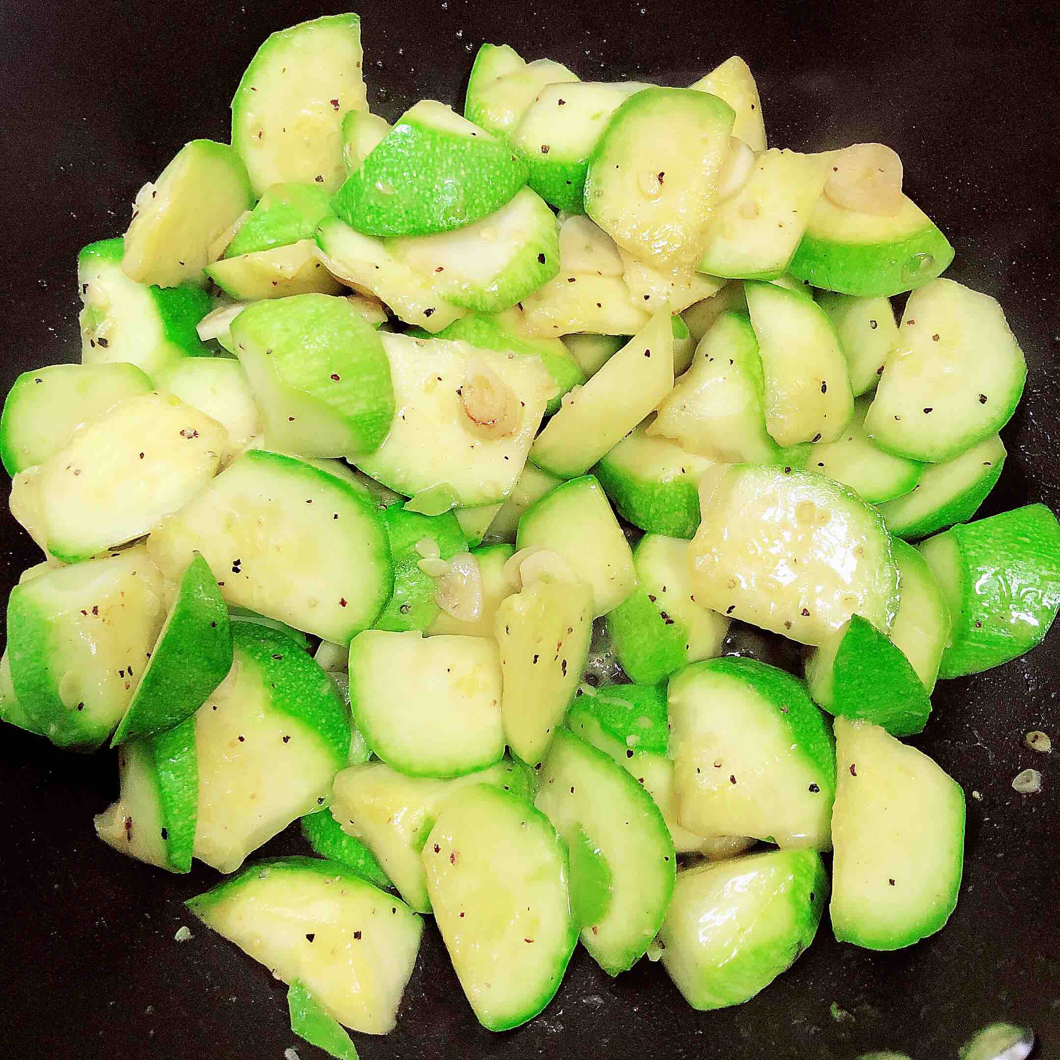 黃油黑椒西葫蘆(快手菜)的做法-黑椒味炒菜譜-易網健康養生網 黃油黑椒西葫蘆(快手菜)的做法-黑椒味炒菜譜