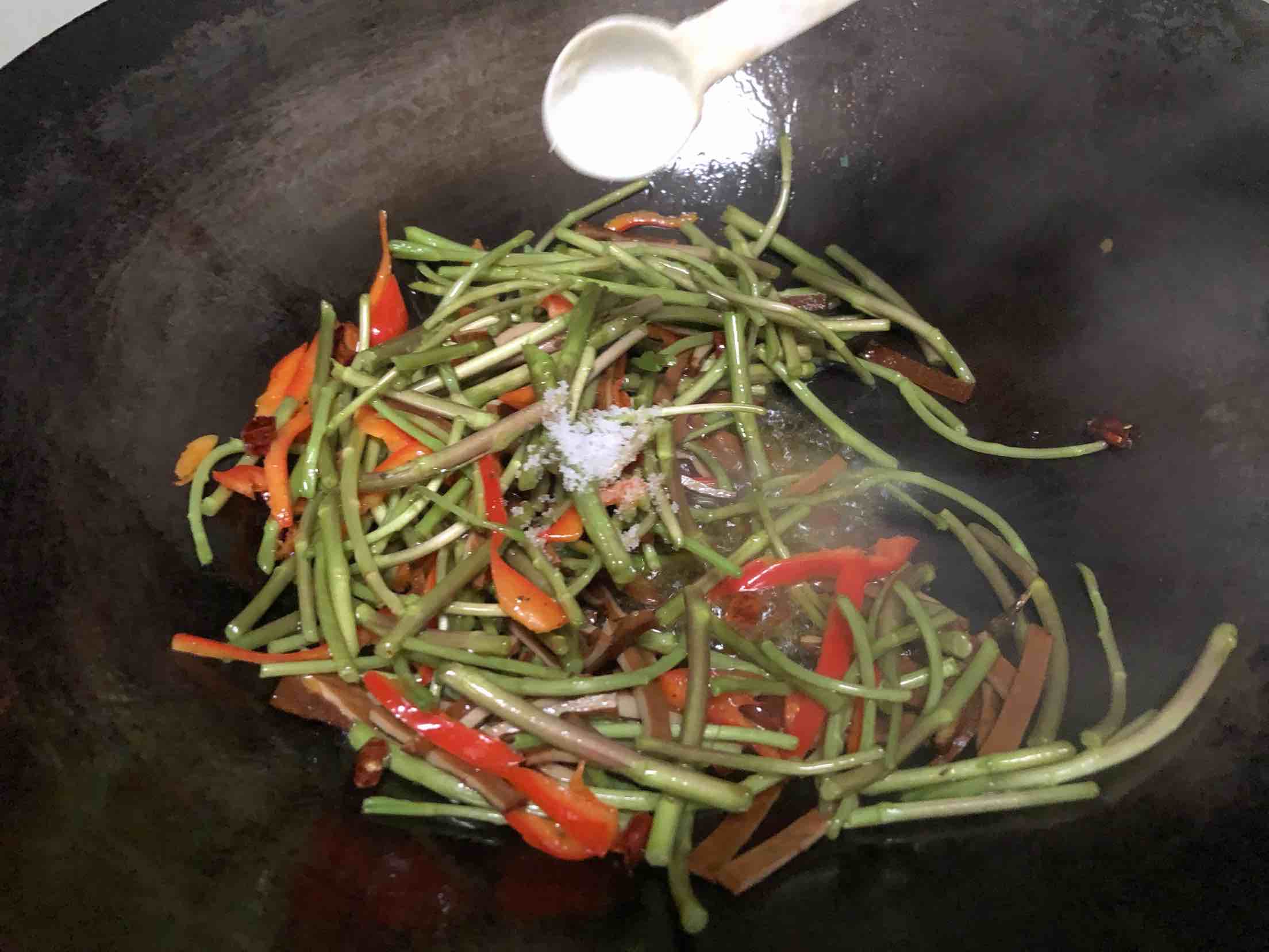 野蘆蒿炒香干的做法-家常味炒菜譜