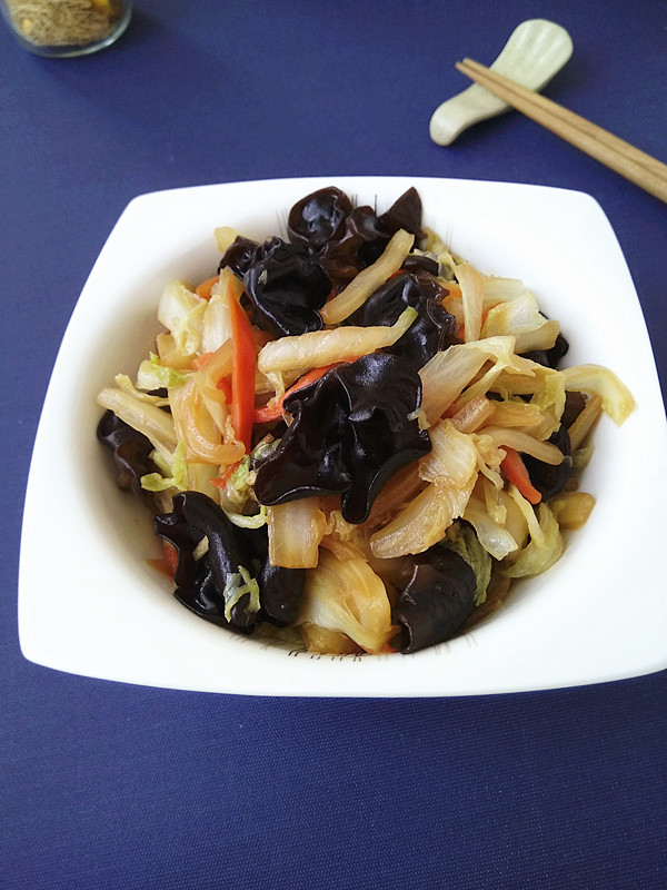 黑木耳燒白菜的做法-家常味燒菜譜-易網健康養生網 黑木耳燒白菜的做法-家常味燒菜譜