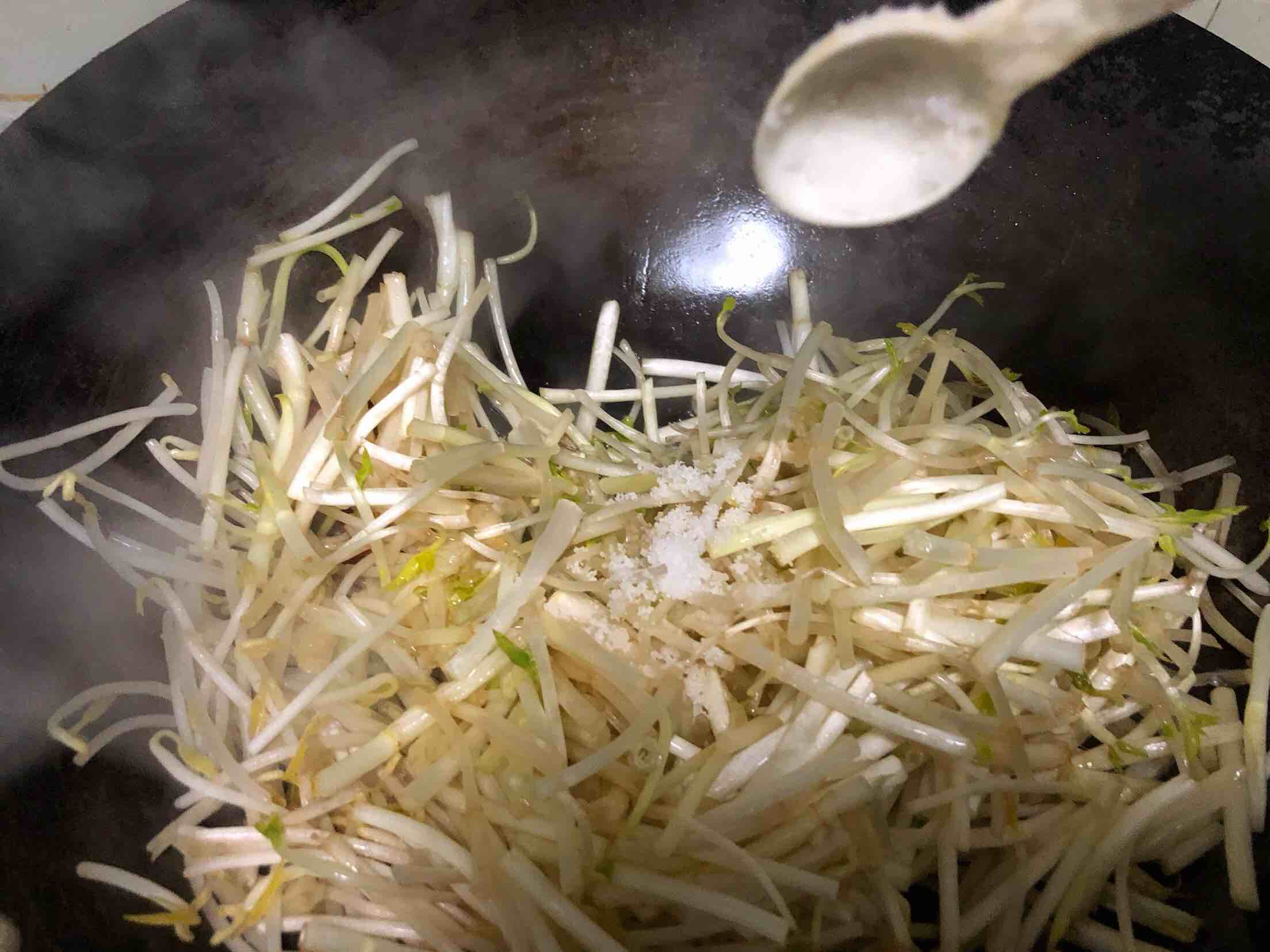 豆芽炒白芹的做法-家常味炒菜譜