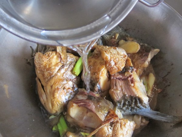 年夜飯一道紅燒魚的做法-家常味燉菜譜-易網健康養生網 年夜飯一道紅燒魚的做法-家常味燉菜譜