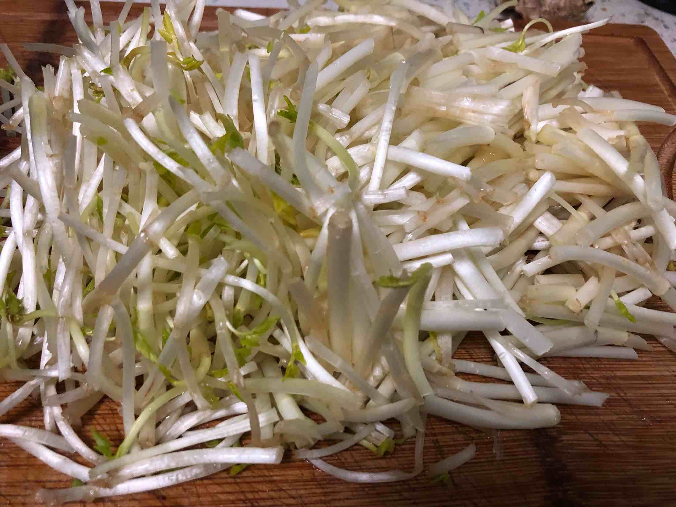 豆芽炒白芹的做法-家常味炒菜譜