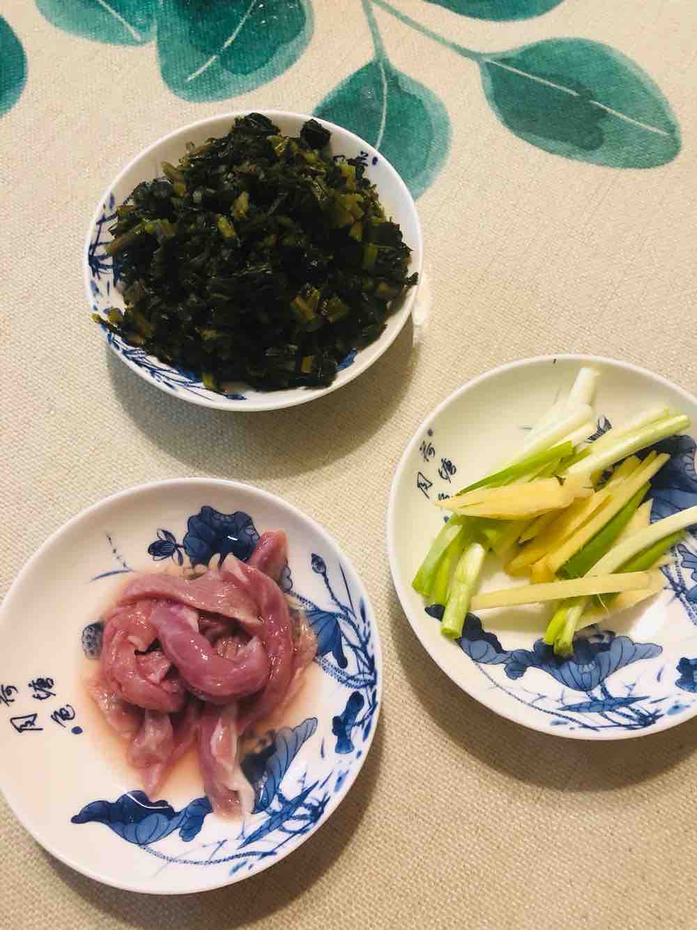 雪菜鯽魚(yú)的做法-家常味燒菜譜-易網(wǎng)健康養(yǎng)生網(wǎng) 雪菜鯽魚(yú)的做法-家常味燒菜譜