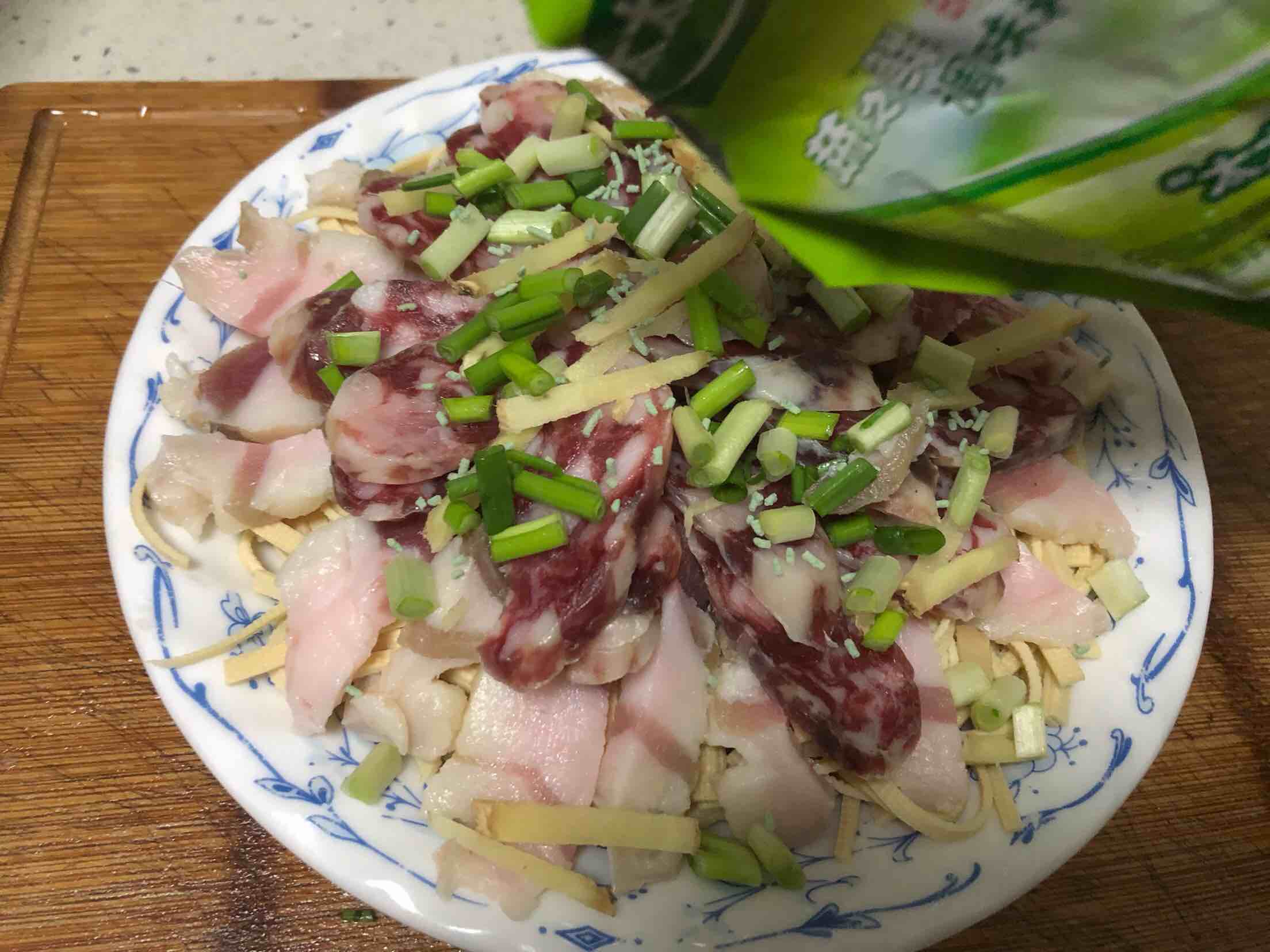咸肉香腸蒸干絲的做法-咸鮮味蒸菜譜