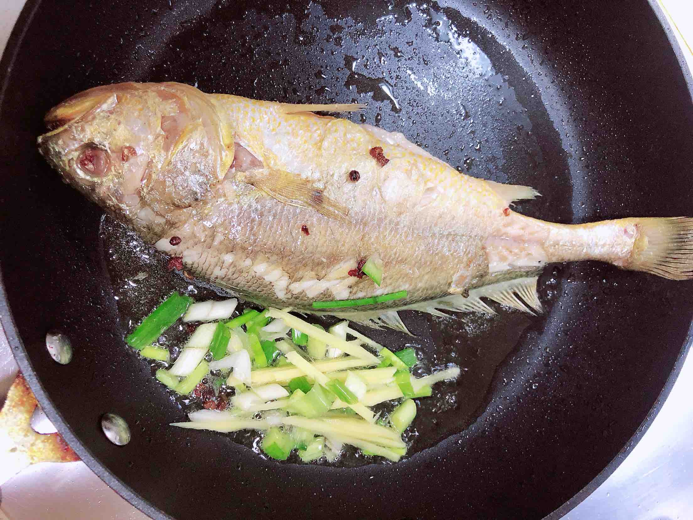 醬燜黃花魚的做法-咸鮮味燜菜譜-易網(wǎng)健康養(yǎng)生網(wǎng) 醬燜黃花魚的做法-咸鮮味燜菜譜