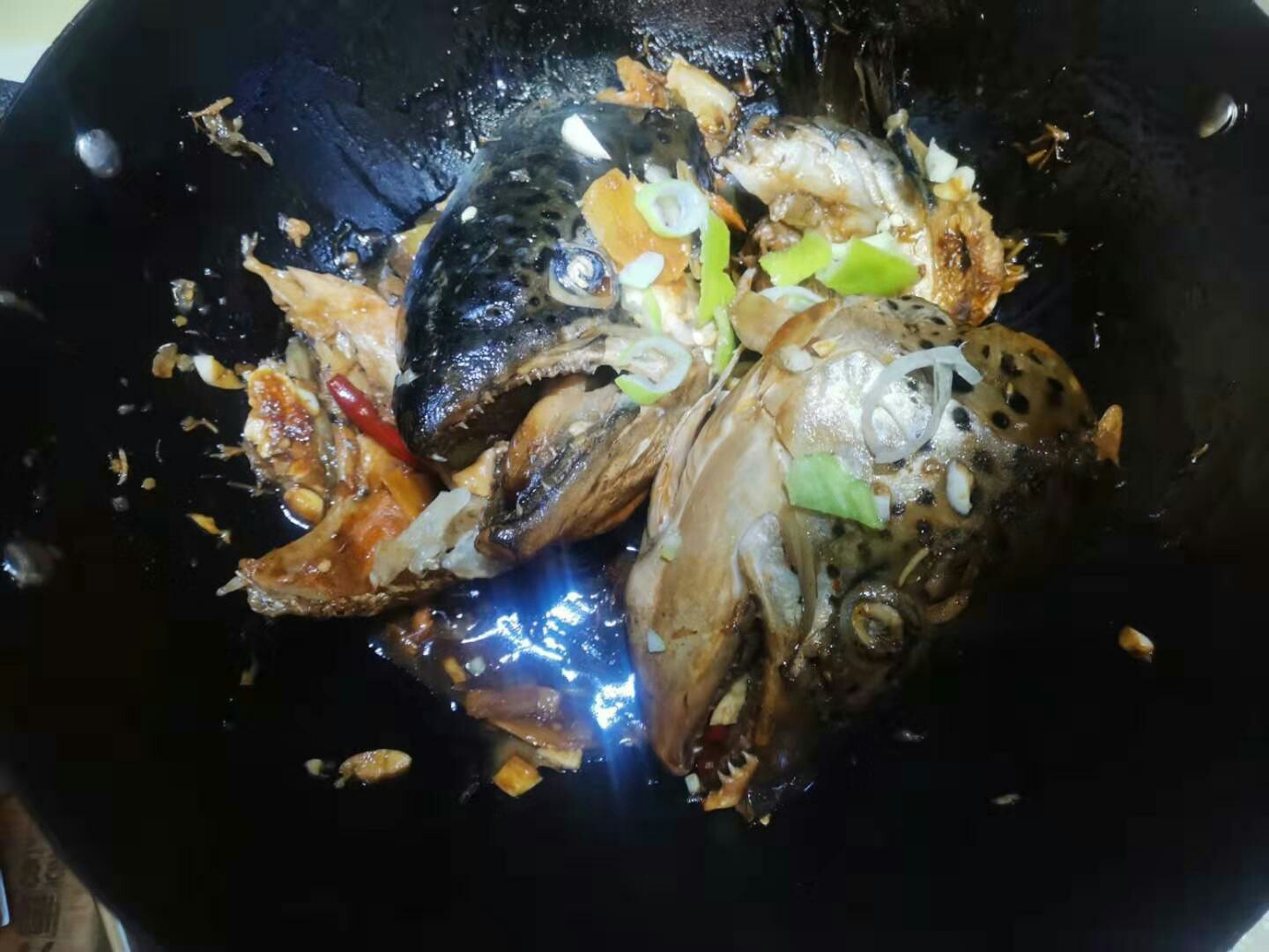 醬三文魚頭的做法-家常味燉菜譜