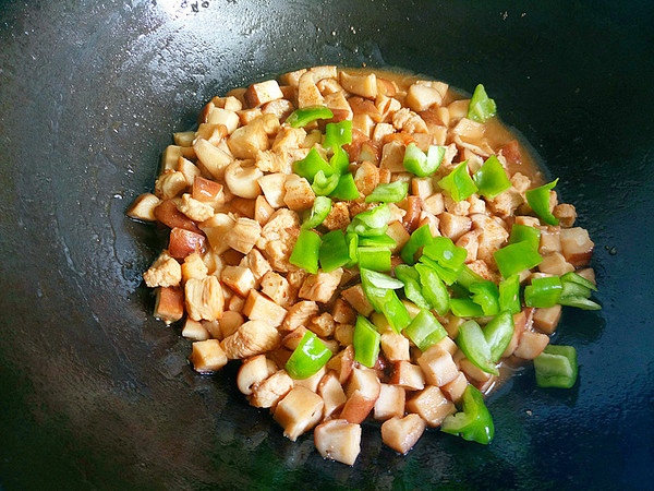 香菇雞丁的做法-家常味炒菜譜